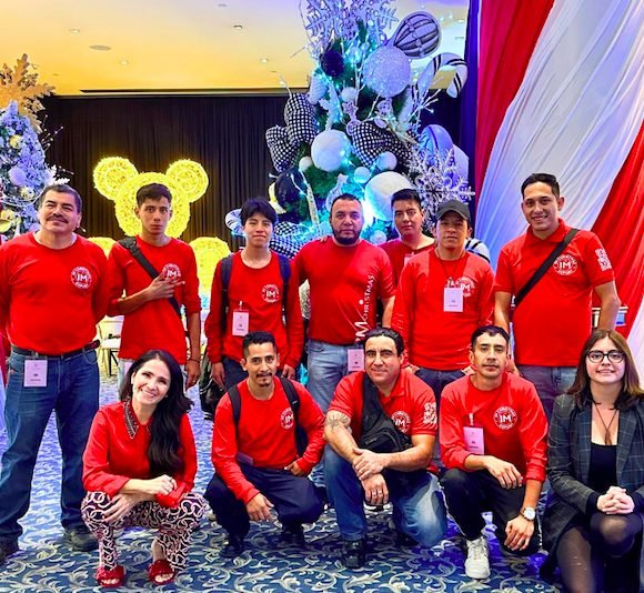 Equipo de IM CHRISTMAS durante un montaje