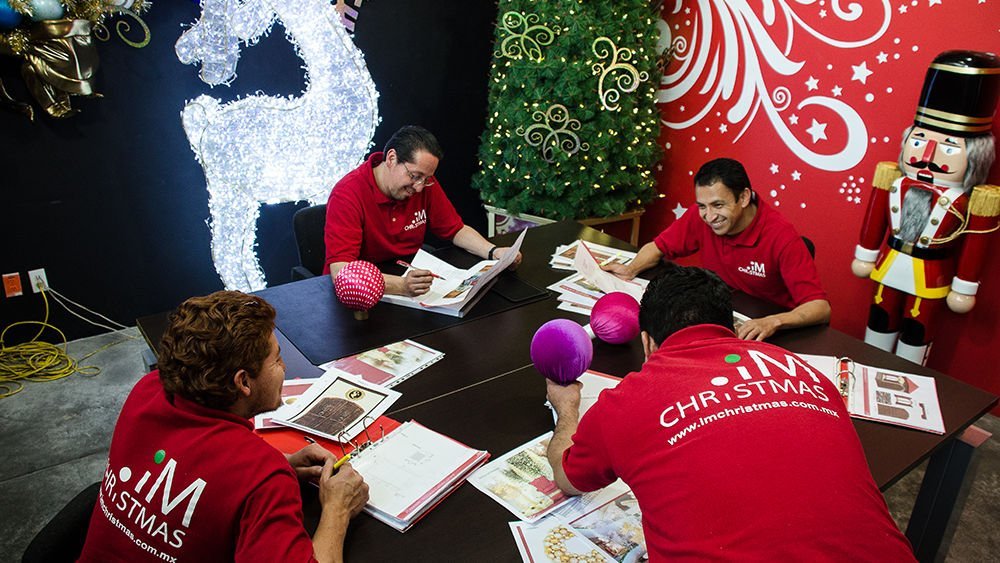 Equipo de IM CHRISTMAS trabajando en la sala de proyectos