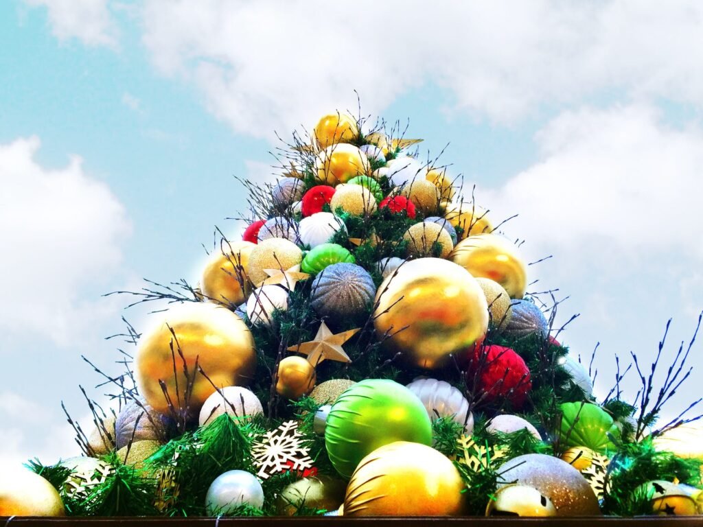 Cima de un árbol con esferas doradas y verdes
