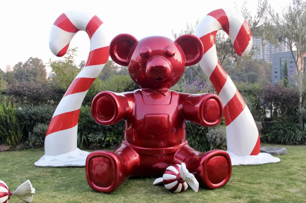 Proyecto · Oso rojo gigante entre bastones de caramelo en el jardín Oso rojo gigante entre bastones de caramelo en el jardín