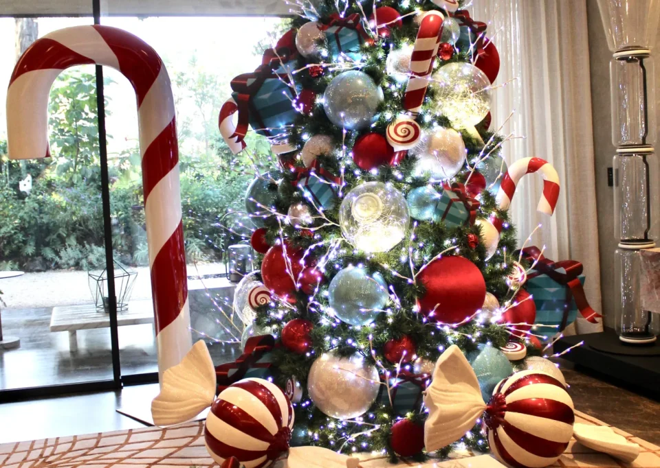 Árbol de dulces sobre la mesa del comedor