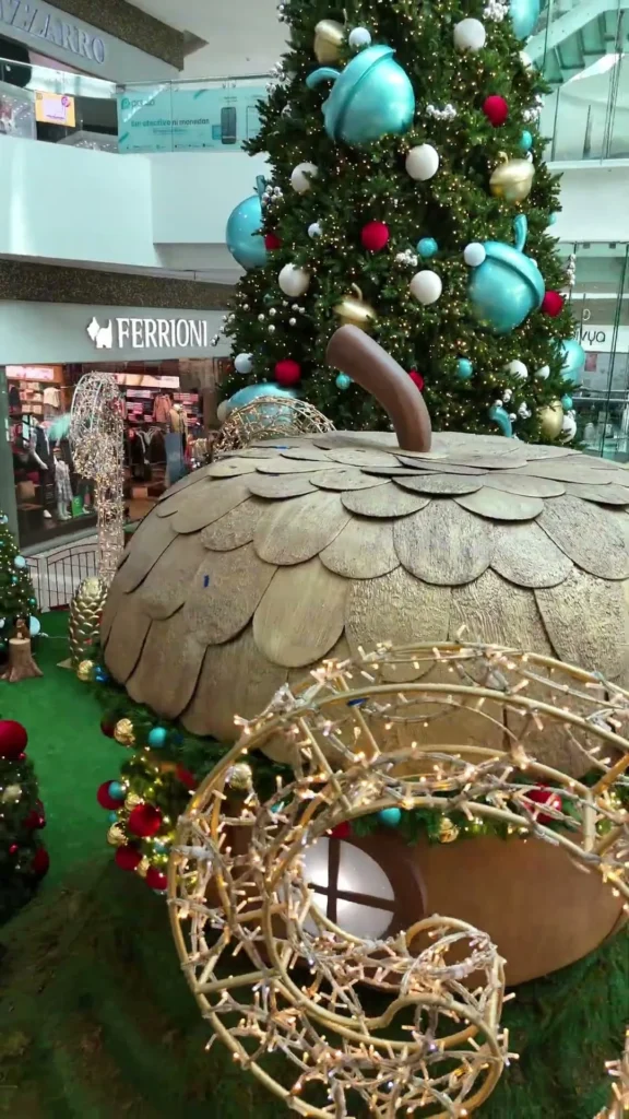 Proyecto · Casa bellota gigante bajo el árbol de esferas turquesa en Parque Lindavista Casa bellota gigante bajo el árbol de esferas turquesa en Parque Lindavista