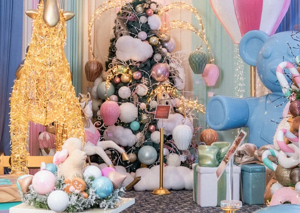 Sala de dulcería en tonos pastel con globo, oso y árboles de dulces
