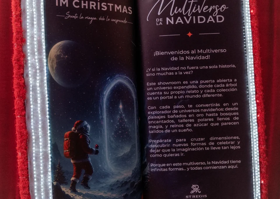 Libro gigante «Multiverso de la Navidad» frente a cortinas rojas