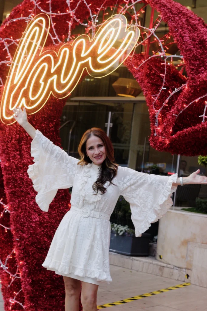 Proyecto · Invitada bajo el arco de corazón con el letrero luminoso «love» Invitada bajo el arco de corazón con el letrero luminoso «love»