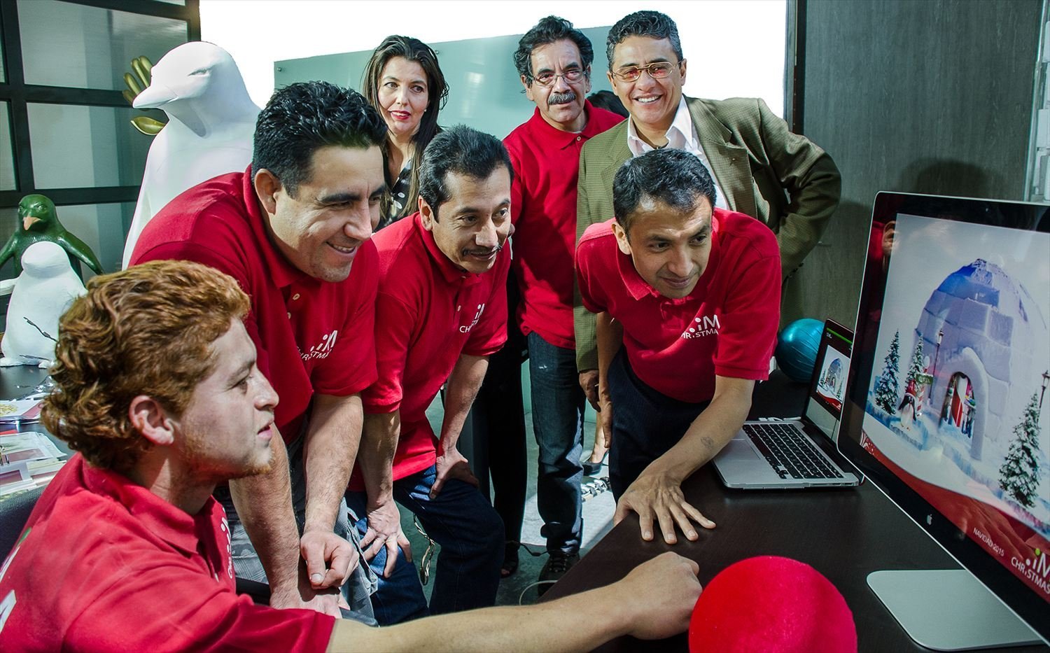 Equipo de IM CHRISTMAS revisando un proyecto