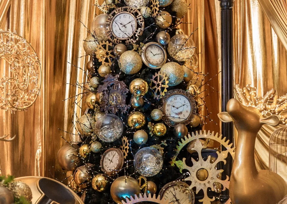 Árbol negro y dorado con relojes y reno dorado