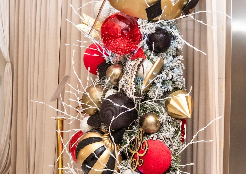 Árbol de la reina de corazones con corona dorada
