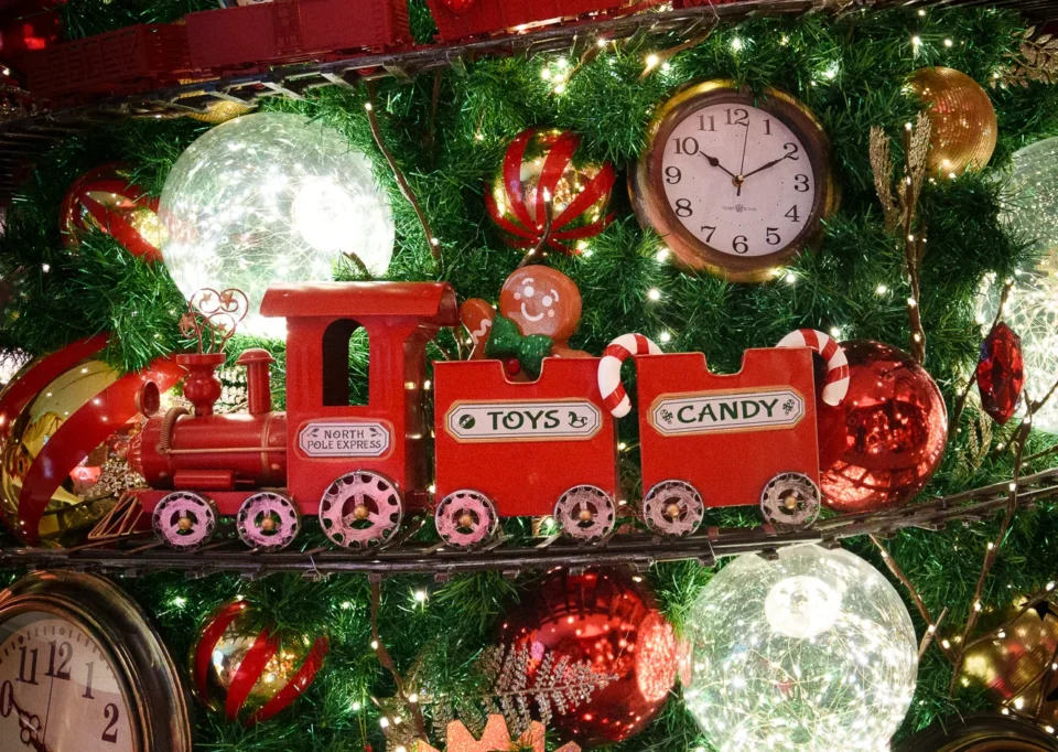 Árbol con relojes y tren de juguete