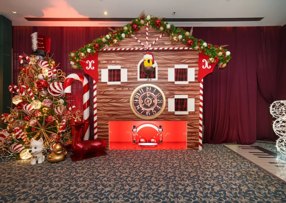 Casa de jengibre gigante con reloj cucú