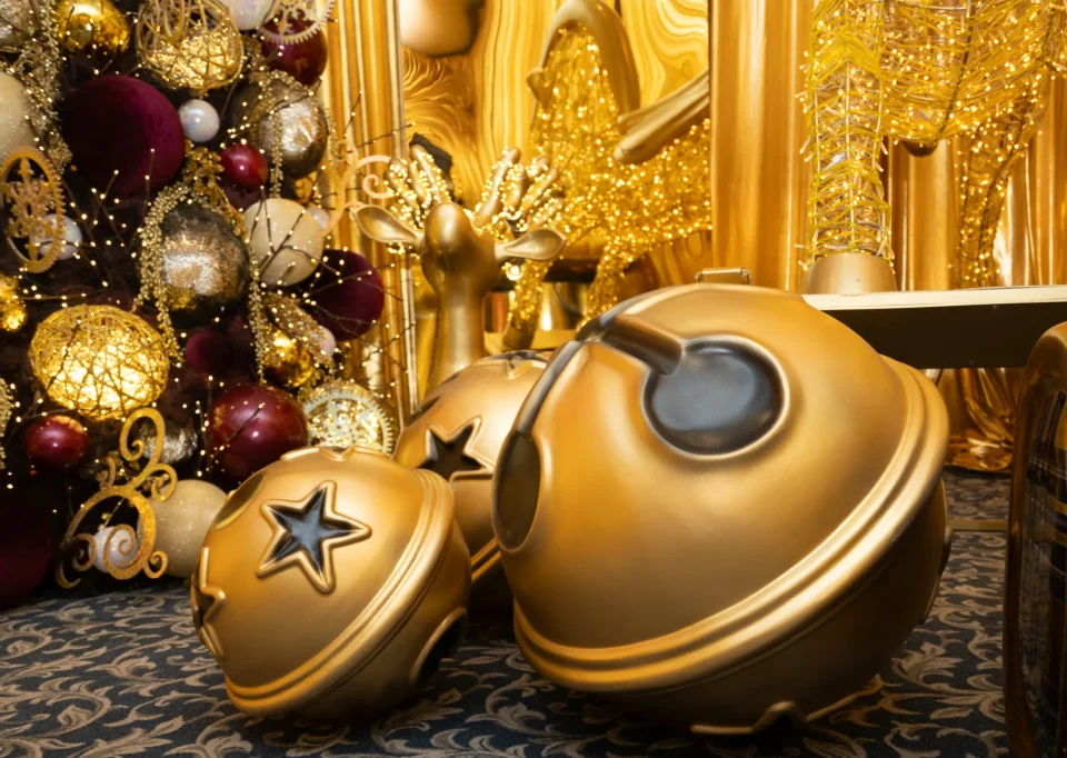 Cascabeles dorados gigantes y árboles en vino y oro