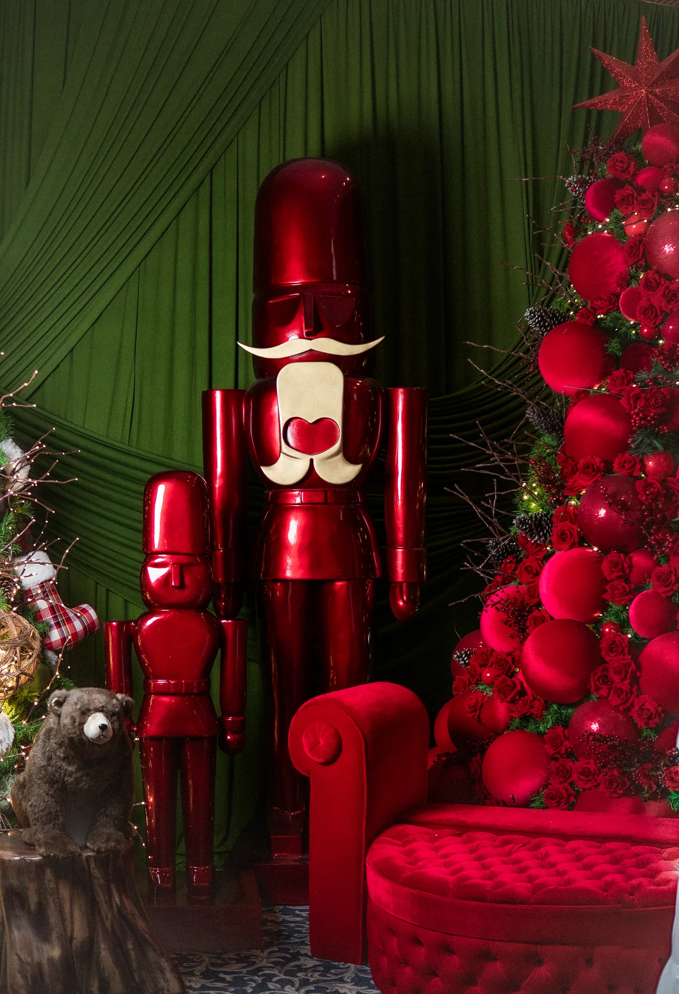 Showroom IM CHRISTMAS · Cascanueces rojo gigante y árbol de esferas rojas en el bosque Cascanueces rojo gigante y árbol de esferas rojas en el bosque
