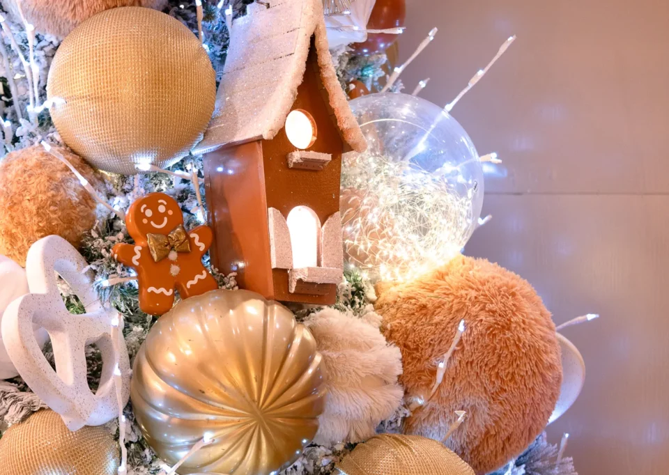 Detalle de árbol con esferas, casitas y galletas de jengibre