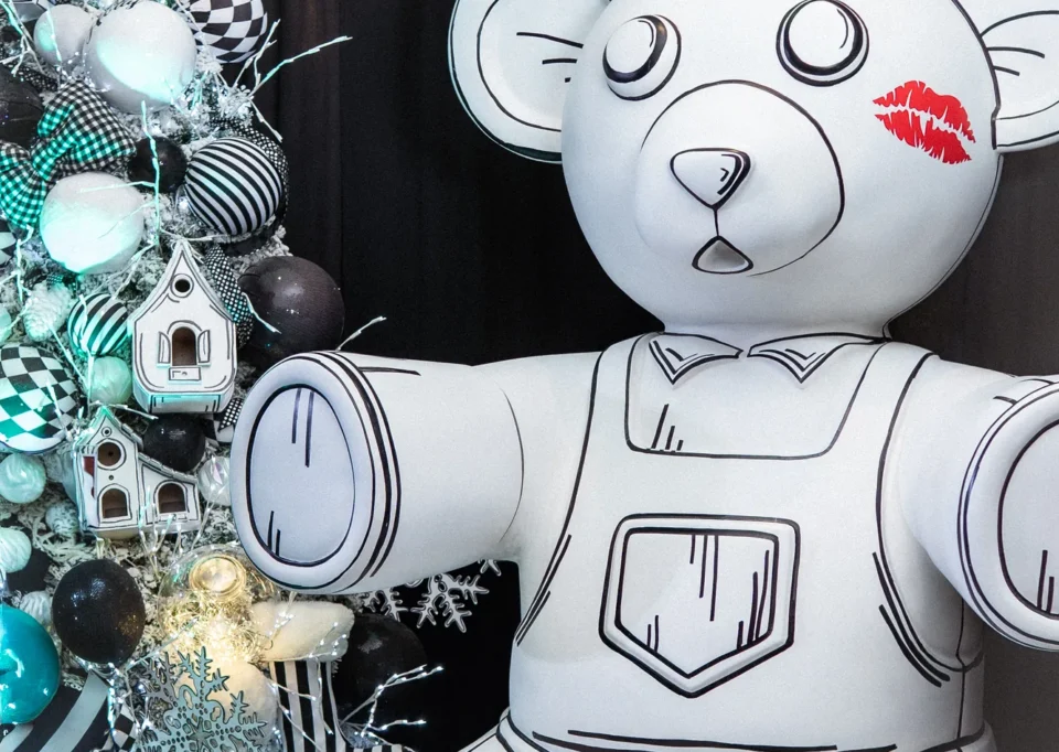 Oso blanco ilustrado con árbol en blanco y negro