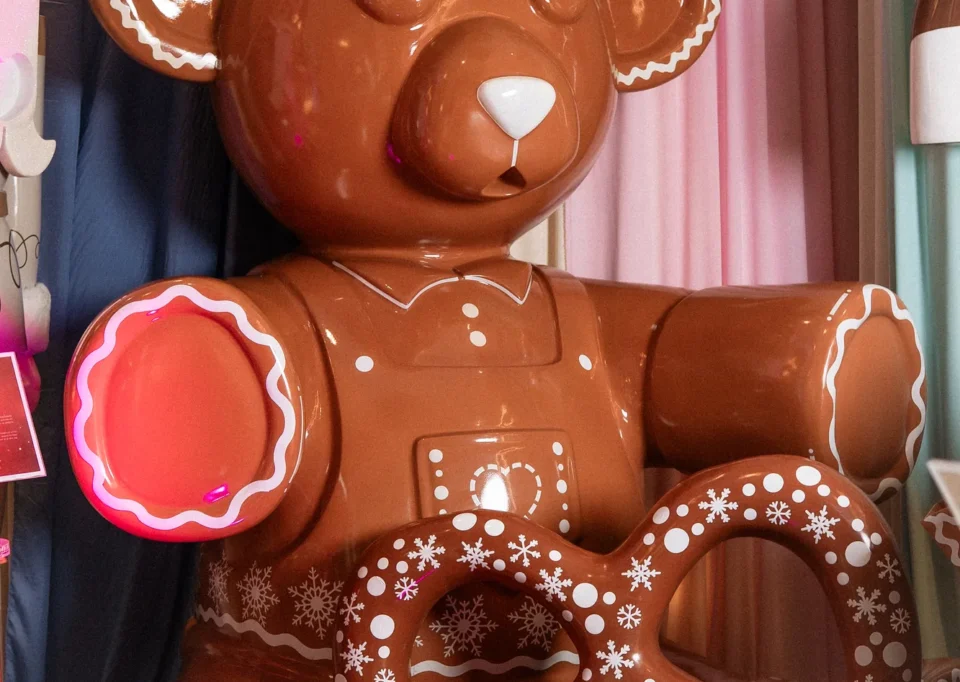 Oso de galleta gigante abrazando un pretzel