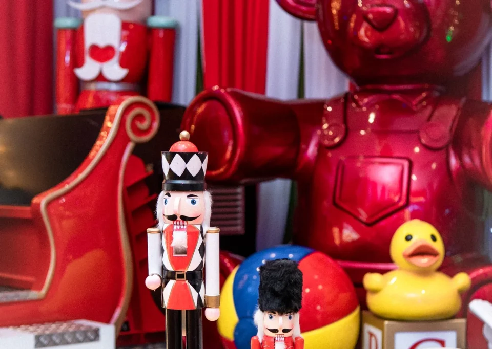 Oso rojo gigante con trineo, cascanueces y pato de hule