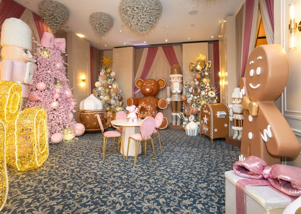 Sala rosa con cascanueces, oso y galleta de jengibre gigantes